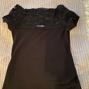 Hm topp från hm (xs) - Väldigt söt hm topp. Den sitter väldigt skönt, storleken är xs. Jag har bara använt den några få gånger därav är den i väldigt bra skick. Köparen står för frakten! Tveka inte att höra av er om ni undrar något!🥰