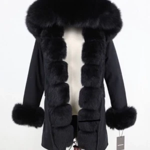 Fatima parka svart, strl XS - 🖤 jackan är svart, ser ljusare ut på bilderna pga ljuset🖤 säljer min fina jacka som jag köpte förra året på glittershopen (nypris 4000). Endast använd 5 gånger. Säljer för 2800kr men KAN tänka mig att gå ner lite i pris vid snabb affär. Endast seriösa köpare! Kan mötas upp i Göteborg, annars står köparen för frakten.