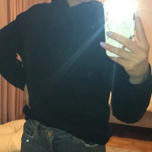 Svart hoodie med fickor på ärmarna - Svart hoodie från Gina med fickor på ärmarna. Plagget är använt men inga fläckar eller hål dock lite nopprig. 90 kr, frakt är inte inkluderad