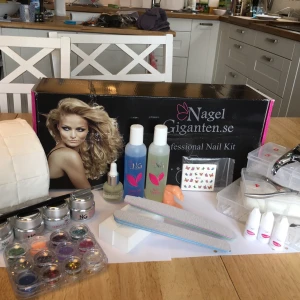 Startkit för naglar - Säljer startkit för naglar, Uv lampa och elfil. Har gjort naglar med det 2 ggr så knappt använt. Startkitet 399 kr, Elfilen 199 kr och Uv lampan 199 kr. Nypris: 1793 kr. I startkitet ingår nagelbands pushar, cuticle nipper och en ”nagel borste” som jag köpt separat.😊