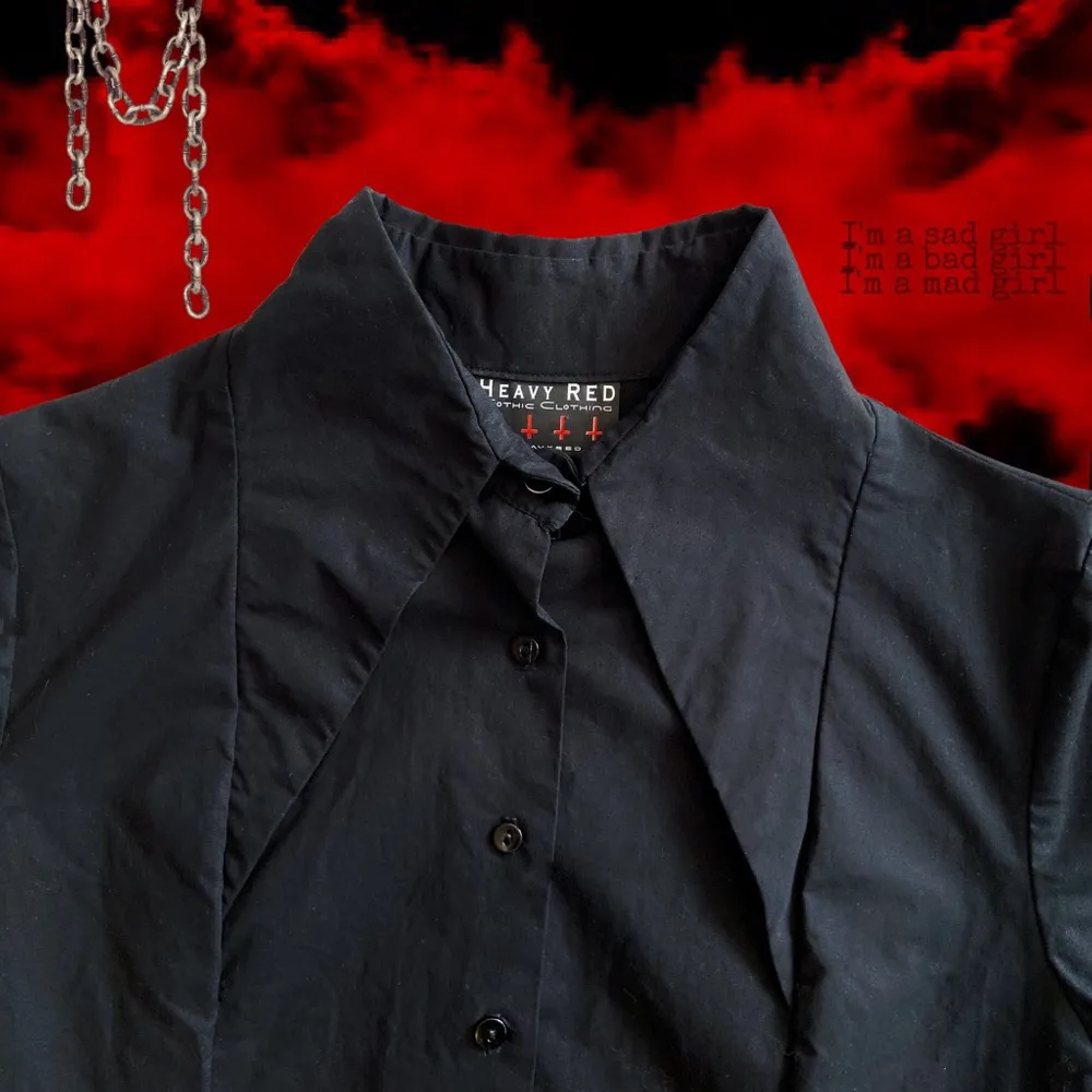 🪓 💉 Unik svart alternativ skjorta från det gotiska klädmärket Heavy Red ✨🕷 Figursydd och material av mycket hög kvalité som ej är genomskinlig!! Utsvängda armar också vilket är ett plus 🕸 Nypris ca 600kr o frakt tillkommer på 44kr 💌. Blusar.