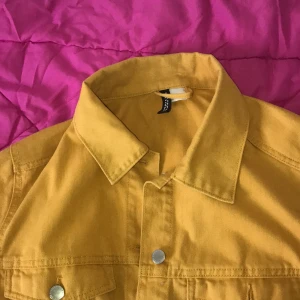gul jacka - jacka från H&M