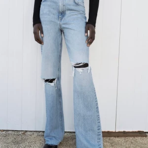 Raka jeans med hål på knäna - Säljer dessa populära jeans med hål på knäna från zara som är helt oanvända, endast testade. Liknar de från gina tricot. Säljer då jag har ett par liknande✨✨ budgivning vid flera intresserade! 