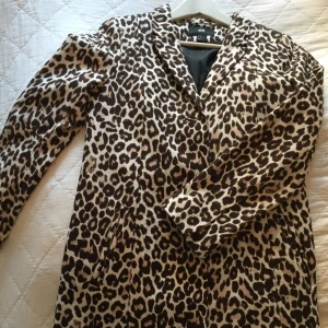  - Leopardmönstrad kappa från HM, använd en gång.