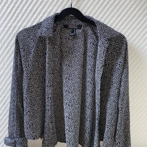 Skjorta/blus från Forever21 - 🤍 mönstrad blus/skjorta från märket Forever21. passar XS-S. 🤍 