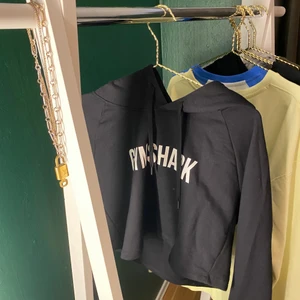 Gynshark - Helt oanvänd Hoodie från gymshark, den är lite croppad och super snygg till ett par högmidjade byxor. 