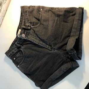 Mom shorts - Superfina mom shorts från Zara. Aldrig använda. Normal i storleken. 