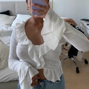 Vit top - Vit långärmad top med knappar