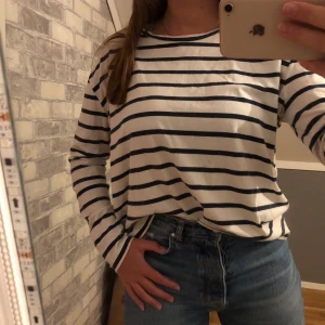 Randig Vero Moda tröja  - Säljer denna då jag har flera liknande tröjor. Inte alls sliten. 🤩