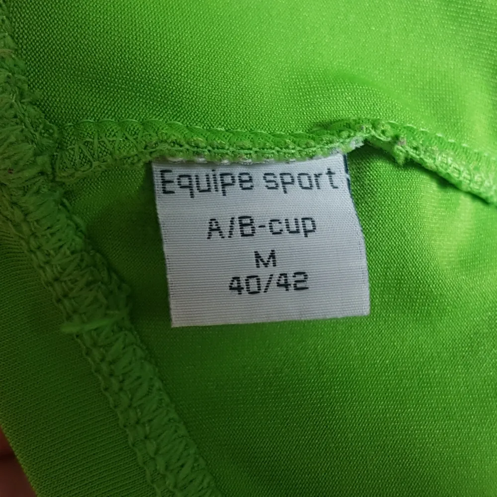 Superskön, bekväm grön sportbehå från Equipe Sport, stl M (passar A-B)! 😍💚 Frakt tillkommer med 24 kr.. Toppar.