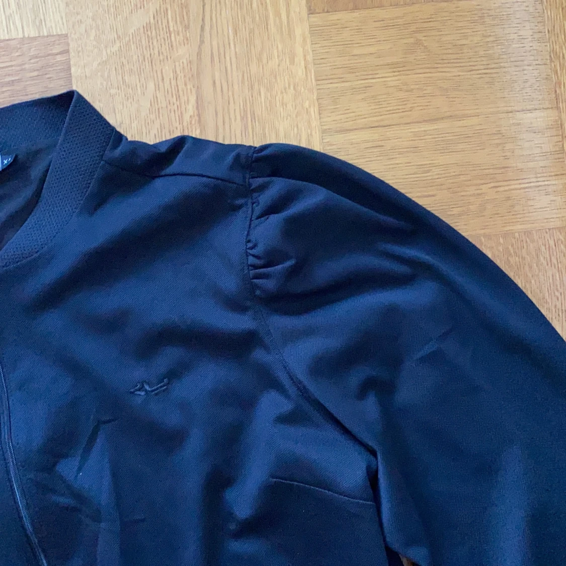 Rönnisch träningströja med puffaxlar strl. XL - 91