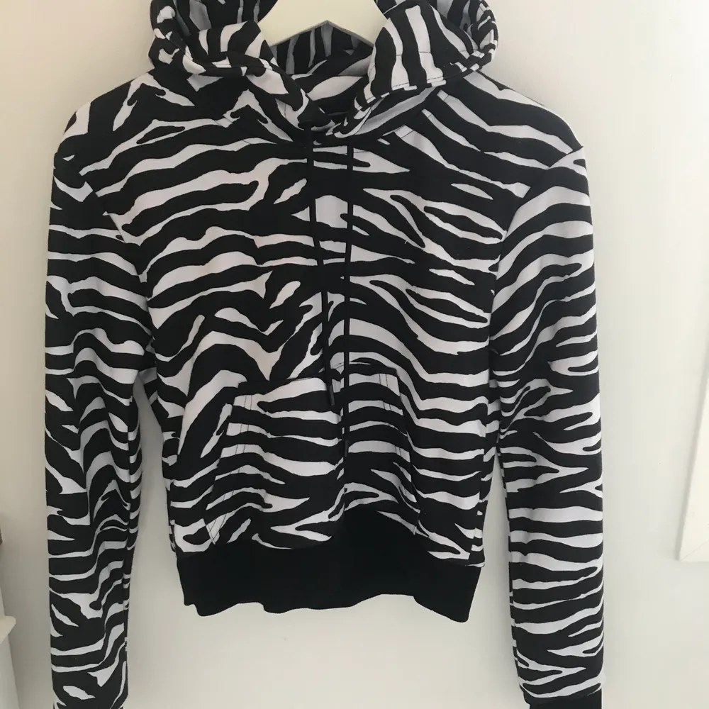 En zebramönstrad hoodie från nakd som endast har använts 1 gång.                                                          Köparen står för frakt!. Hoodies.
