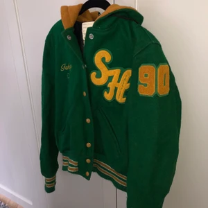 Grön varsityjacket - Vintage varsityjacket från USA på 80-talet, köpt på Beyond Retro för 1000, väldigt fin gammal äkta jacka från ett skollag, buda på, säljer endast för tillräckligt bra bud  