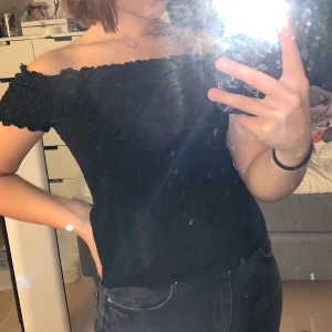 Off shoulder topp - Super fin off shoulder topp som tyvärr inte kommer till användning. Materialet är stretchigt så det passa från xs-M