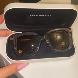 MARC JACOBS - Säljer mina andra solglasögon, självklart äkta med kvitto. Inga repor och använt väldigt sparsamt. Kommer med paket och putsduk. Vid fler bilder kontakta mig. Nypris: ca 3795 säljer för 1250kr 🕶🌸