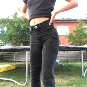 Zara jeans - Mina favorita zara jeans i modellen mom jeans. Jeansen är i en tvättad svart färg vilket betyder att byxorna är lite grå/svarta. Men tyvärr så har de blivit för korta för mig (172cm) men älskar verkligen dessa!!!!