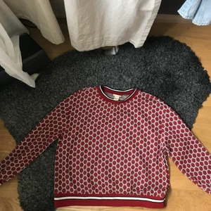 Mönstrad tröja  - Cool och mönstrad tröja från ett av hm’s designersamarbeten. Lite oversize i storleken så skulle passa även M. 