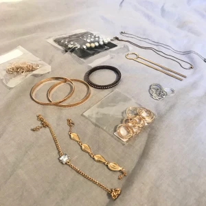 Stort smycke rensning! - STOR smycke rensning! ALLT är helt oanvänt/nytt förutom de två halsbanden längst till höger. Paketet innehåller nästan 20 ringar, ca 15 fake ear piercings, 15 örhängen, hår accessoar, 2 halsband, och 5 armband. Allt för 139kr, så ett riktigt kap! ✨