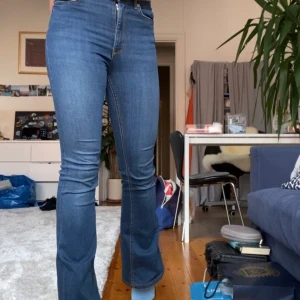 Mörkblå bootcut jeans - Mörkblå bootcut jeans från Zara med en normal midja. Jättestretchiga och bekväma. Passar till allt och är nästan oanvända. Storlek 34 (typ S) och sitter bra på mig som är 173 cm lång.💘💘 köparen står för frakten