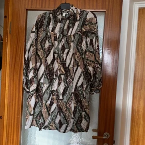 Mönstrad klänning strl. 44 - Mönstrad klänning i strl. 44. Pris exkl. frakt, köparen står för frakten. 