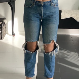 mom jeans med hål - snygga mom jeans med hål på knäna från gina tricot. säljer eftersom de inte riktigt passar min stil längre. frakt tillkommer💕