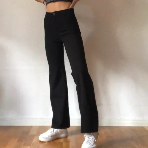 Filippa K byxor - Stretchiga kostymaktiga utsvängda byxor från Filippa K. I princip i nyskick, säljer då de tyvärr inte används. Strl S men passar XS-L pga hur stretchiga de är. Pris inkluderar frakt!