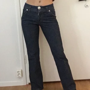 Lågmidjade jeans från mexx - Jätte fina lågmidjade byxor köpta på secondhand från märket Mexx. Säljer då de tyvärr blivit lite försmå för mig. Strl 36, skulle gissa på att de passar midja 26-27. Möts upp i södra Stockholm eller inne i stan, alternativt fraktar jag mot fraktkostnad. Om fler är intresserade blir det budgivning. Jag är 170 cm lång och bär vanligtvis S/M eller 36/38. Tveka inte att höra av er om ni har några funderingar 💞💗🦋🐽🦄💕❤️🐟