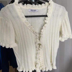 Vit topp - Använd en gång. Nyskick. Köpt på ASOS. [Frakt 59kr]