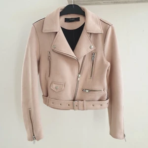 Rosa bikerjacka i mocka - Mockajacka från Zara, storlek S. Passar alla tillfällen.