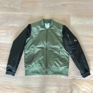 Bombarjacka M - Bombarjacka köpt på stadium, använd 2 gånger. Kan mötas upp i Stockholm eller så står köparen för frakten