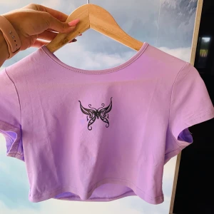 Fjärilstopp - Sjukt söt croppad top med fjärilsmotiv i lila färg. Köpt här på Plick. Väldigt snygg och ovanlig. Priset är inklusive frakt.