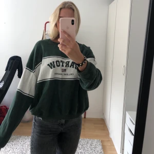 collage tröja  - Säljer en collage tröja från Pull and bear! Har använt en del så den har lite slitningar, men annars fin. Storlek S