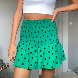 Säljer denna gröna kjol från Zara i storlek L. Jag är vanligtvis S/M och den sitter perfekt. Den har tyvärr inte kommit till användning och prislappen sitter kvar. Betalning sker via Swish och köparen står för frakten. Hör av dig om du är intresserad!💕