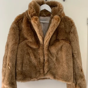 Pälsjacka - Pälsjacka ifrån H&M✨✨ den är i modellen lite croppad och lite kort armarna så skulle säga att den passar för folk med storlek 34 och neråt! Frakt ingår inte