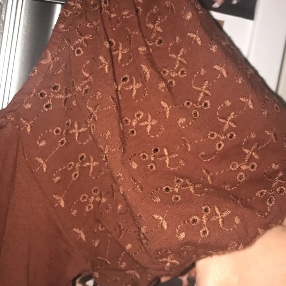 En brun tröja från Monki storlek L med puffärmar. Köptes för 100 kr på rea men originalpriset  är 180kr. Säljer för 70kr + frakt 22kr . Toppar.