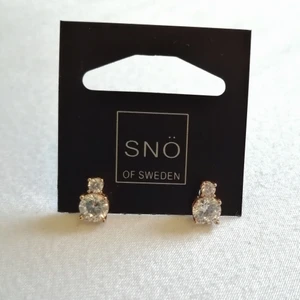 SNÖ örhängen - guldplätering  - Nya oanvända SNÖ örhängen i guldplätering 