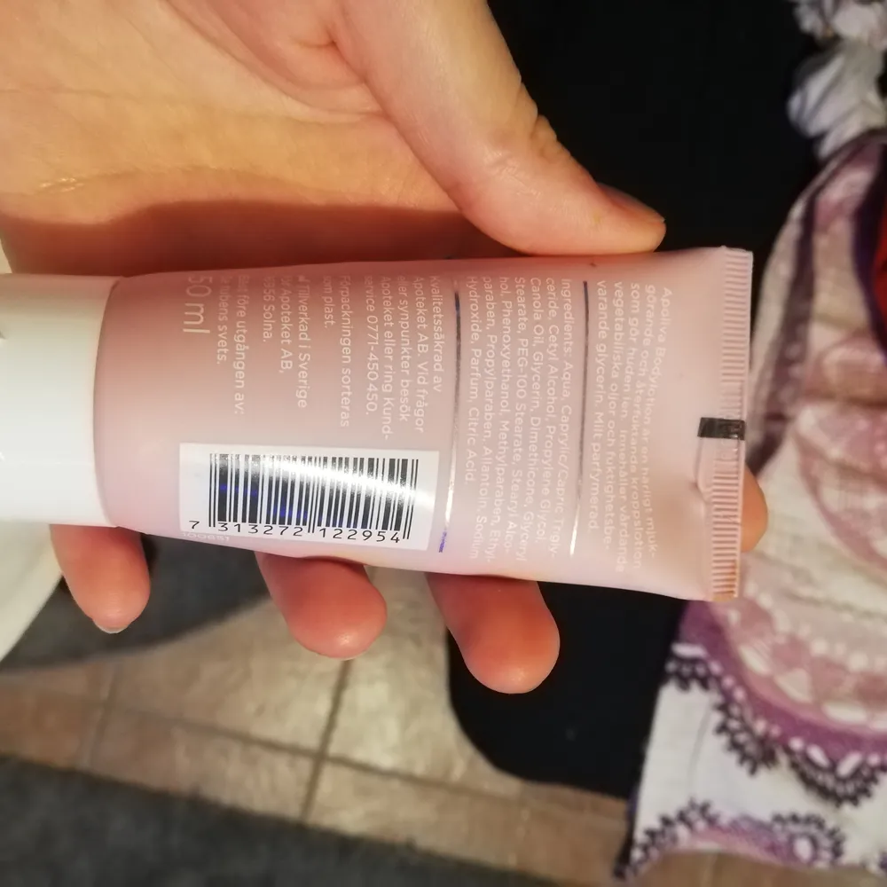 Jätte bra body lotion som jag köpt lite för många av och kommer inte använda alla, säljer 3st och alla är fulla! Kan användas till ansikte och kropp, gör huden mjuk och len. Den är lätt parfymerad då parfym är den ingridiens som det finns näst minst av innuti och det luktar fräscht och gott av blommor. Köpte den för 50kr och säljer för 35kr då den är full. . Parfym.