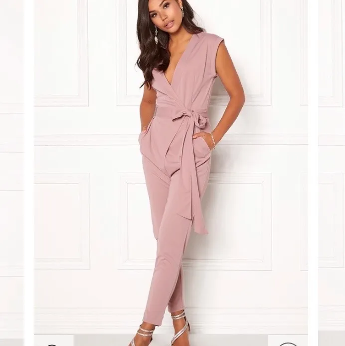 Fin rosa jumpsuit som jag köpte för lite mer en ett år sedan ( slutsåld ) men har endast använts en gång.  har tyvärr inte kommit till användning. nypris: 599kr, frakt 77kr 🤍🥰. Övrigt.