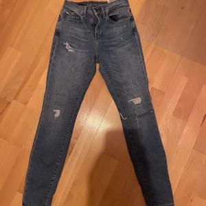 Calvin Klein skinny jeans - Dessa byxor är en ljusblåa trots att de ser gråa ut på bilden! Tyvärr är de lite för små för mig, men jag hoppas att någon annan ska kunna finna glädje i dem! Använda hyffsat flitigt, men i bra skick!