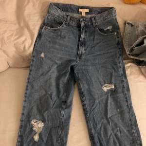 Wide leg jeans - Jeans från hm som är vida och långa, jag är 174cm och dem slutar ungefär vid foten.