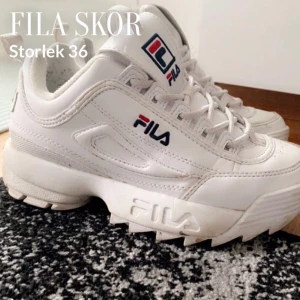 FILA skor - Vita fila skor i storlek: 36. Ska tvätta dom innan. Använda fåtal gånger. Mitt pris: 450kr+ frakt
