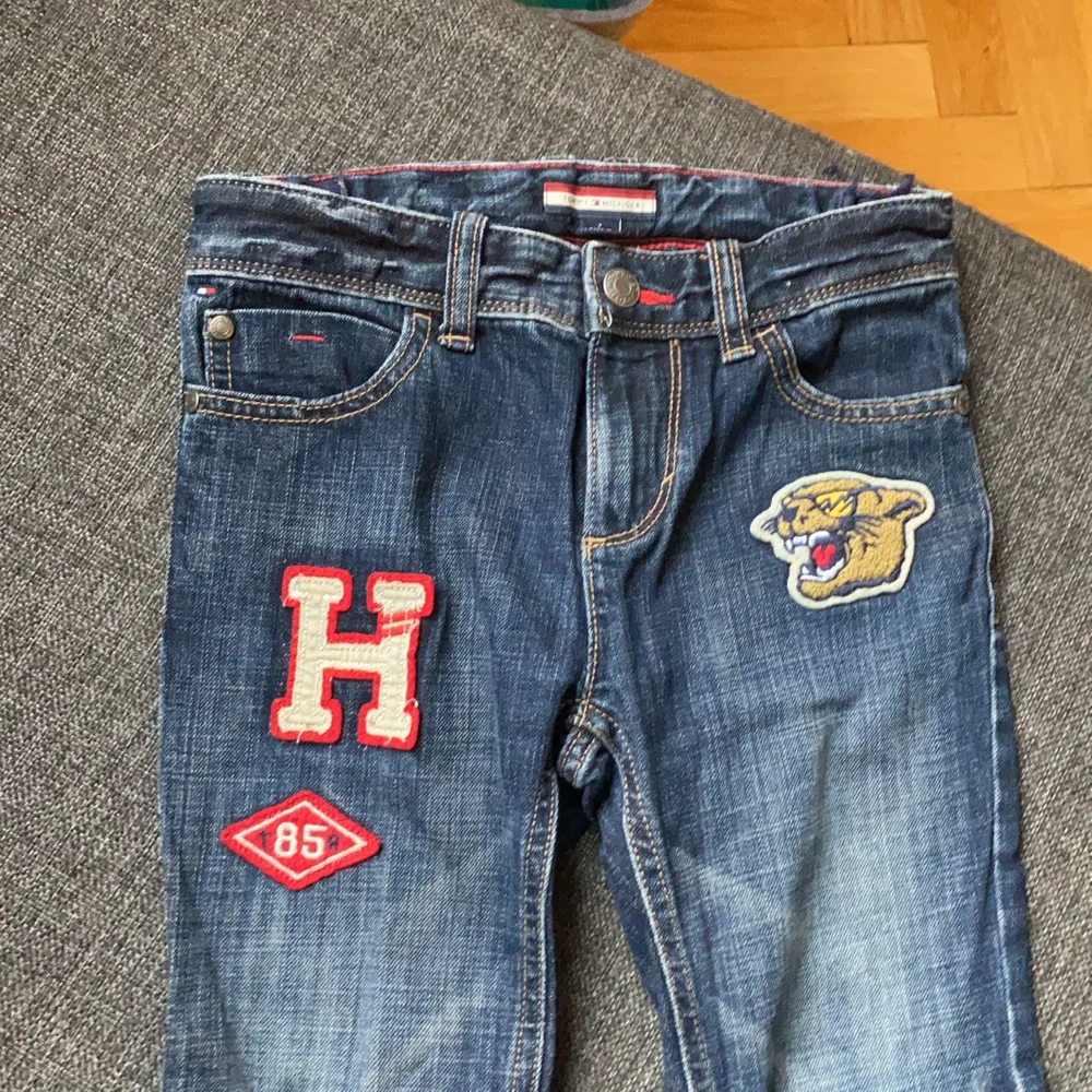 Tommy Hilfiger jeans i storlek 7 år. Endast testade/använda en gång. Nypris 700 kr. Jeans & Byxor.