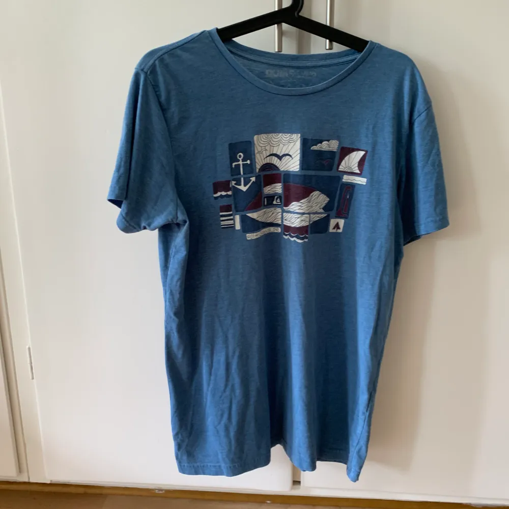 Snygg blå t-shirt av märket Quicksilver . T-shirts.