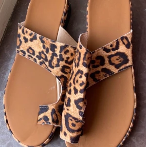 Leopard sandaler - Snygga leopardsandaler som helt oanvända.