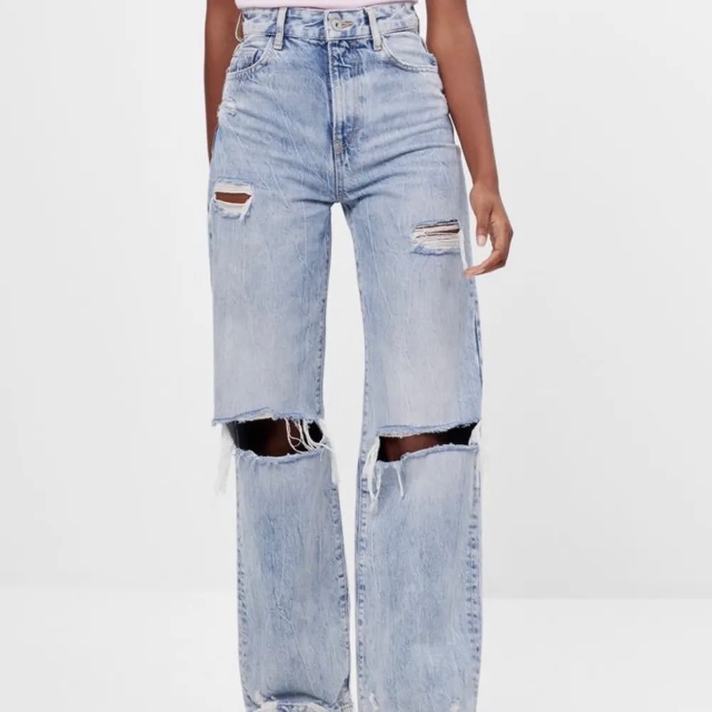 Intressekoll på dessa raka jeans med hål i, storlek 36! Passade inte mig, lappar och allt finns kvar.. Jeans & Byxor.