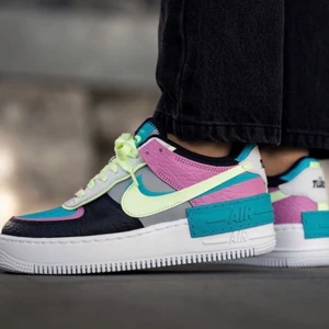 Nike Air force 1 wmns shadow  - Säljer mina näst intil oanvända nike skor, köptes i maj men har bara stått i garderoben över sommaren 🦋 Har använt dom ca 4 ggr 🦋  storlek: 36,5 🦋 (lånad bild) Hör av er för mina bilder 🦋 pris i nätbutik: ca 1700kr 🦋