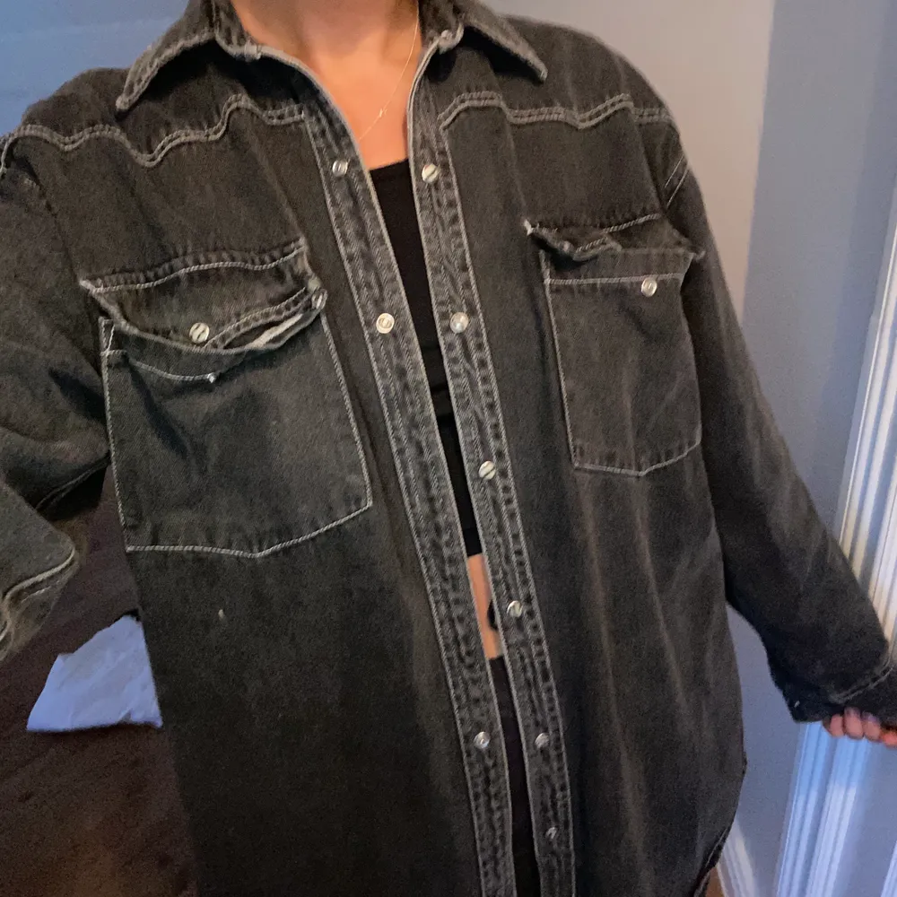 Asball jeansjacka från Lorenzo Cottone! Den är vintage oversize jeansskjorta som funkar både att ha över en t-shirt på sommaren eller på kvällen som jacka. Lite sliten, saknar någon knapp osv men inget som syns! . Skjortor.