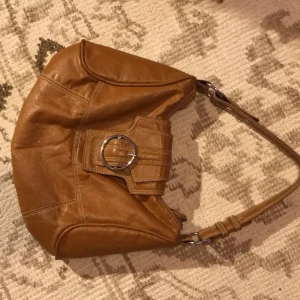 Vintage väska! - Jättesnygg väska i jättebra skick som jag tyvärr inte fått användning för. Väskan har inga skador och är i väldigt fin kvalite, den är också rymlig och har två innerfack.