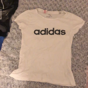 Adidas tröja - Snygg adidas tröja i strl 164 tror jag