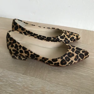 Ballerinaskor från Heelow - Leonore Pony Leo ballerinaskor från Heelow. Äkta skinn. I bra skick! Strl 38 men små i storleken så passar nog bättre till en strl 37. Nypris 1395kr, säljes för 350kr!!